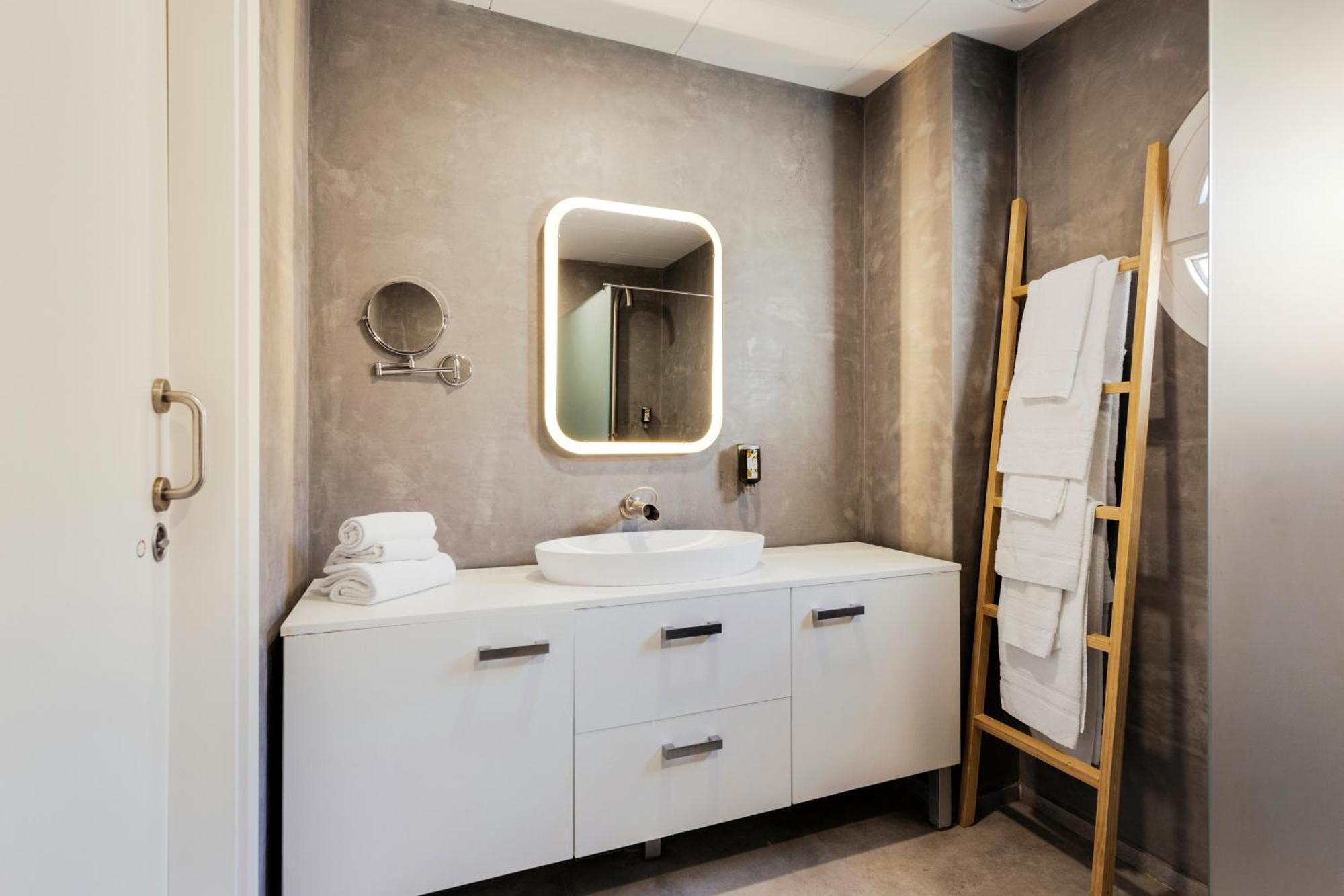 Luxury Two-Bedroom Apartment,1272798274:JPEG
